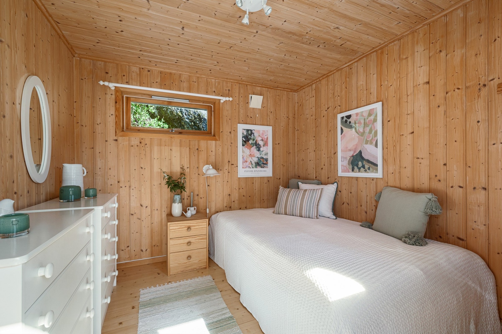 Hyttas anneks er innredet med to romslige soverom. Så her er det rikelig med sengeplasser til hele storfamilien. Nevnte soverom er opprinnelig byggemeldt som boder og ikke godkjent for varig opphold. Galleribilde