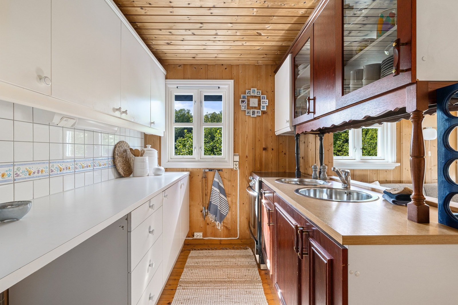 Kjøkkenet er godt og effektivt utnyttet og har rikelig med skap - og benkeplass. Galleribilde