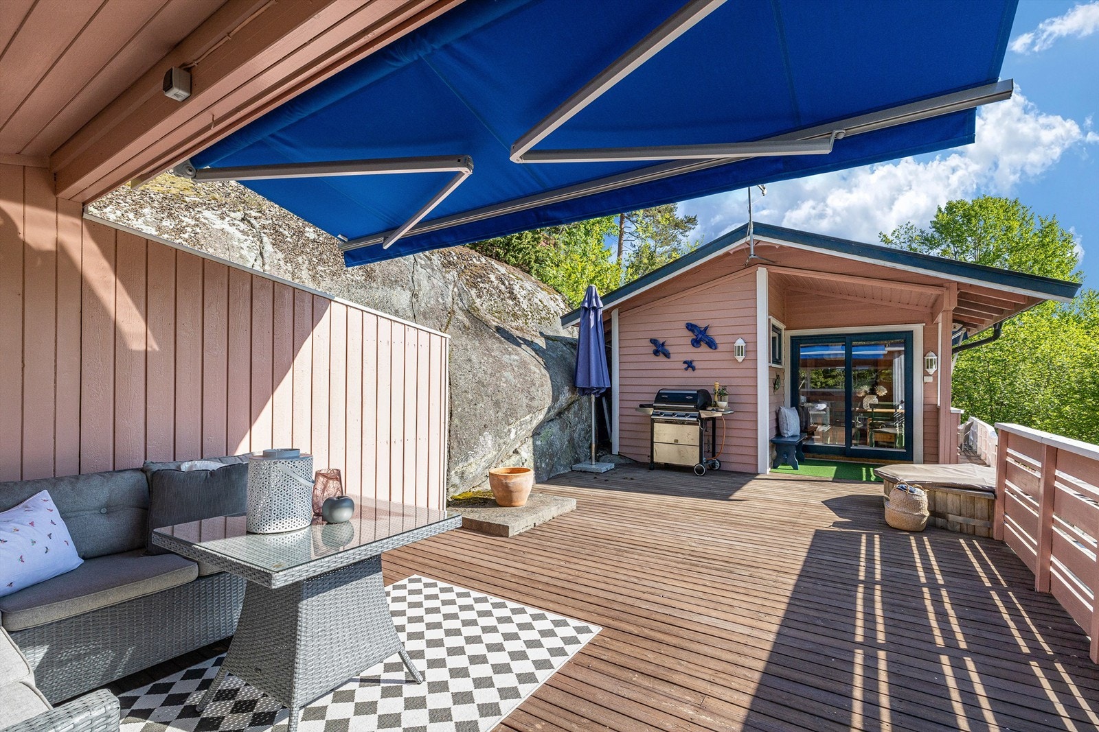 Hytta har flere koselige og solrike uteplasser. Terrasse mot nordvest er på cirka 35 kvm og har adkomst fra hyttas stue. Deler av arealet er godt skjermet med overbygget levegg og det er montert markise. Galleribilde