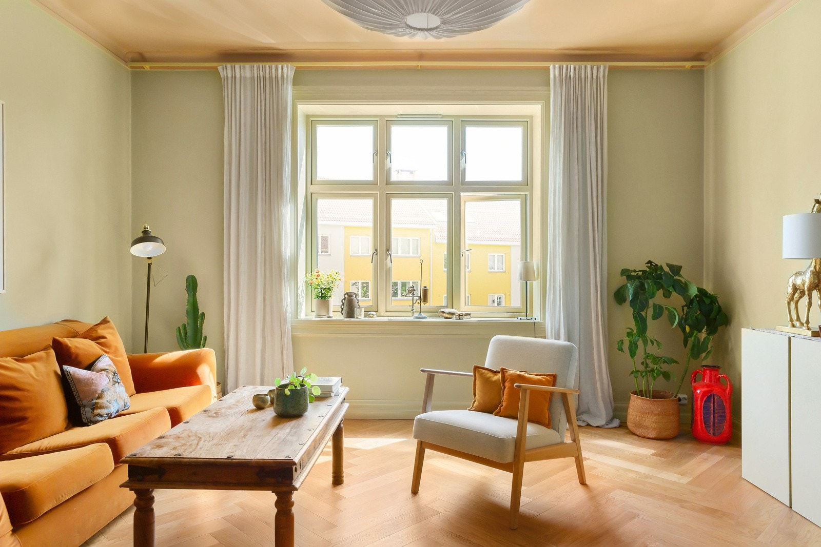 Stuen får rikelig med naturlig dagslys fra høye vindusflater. Galleribilde