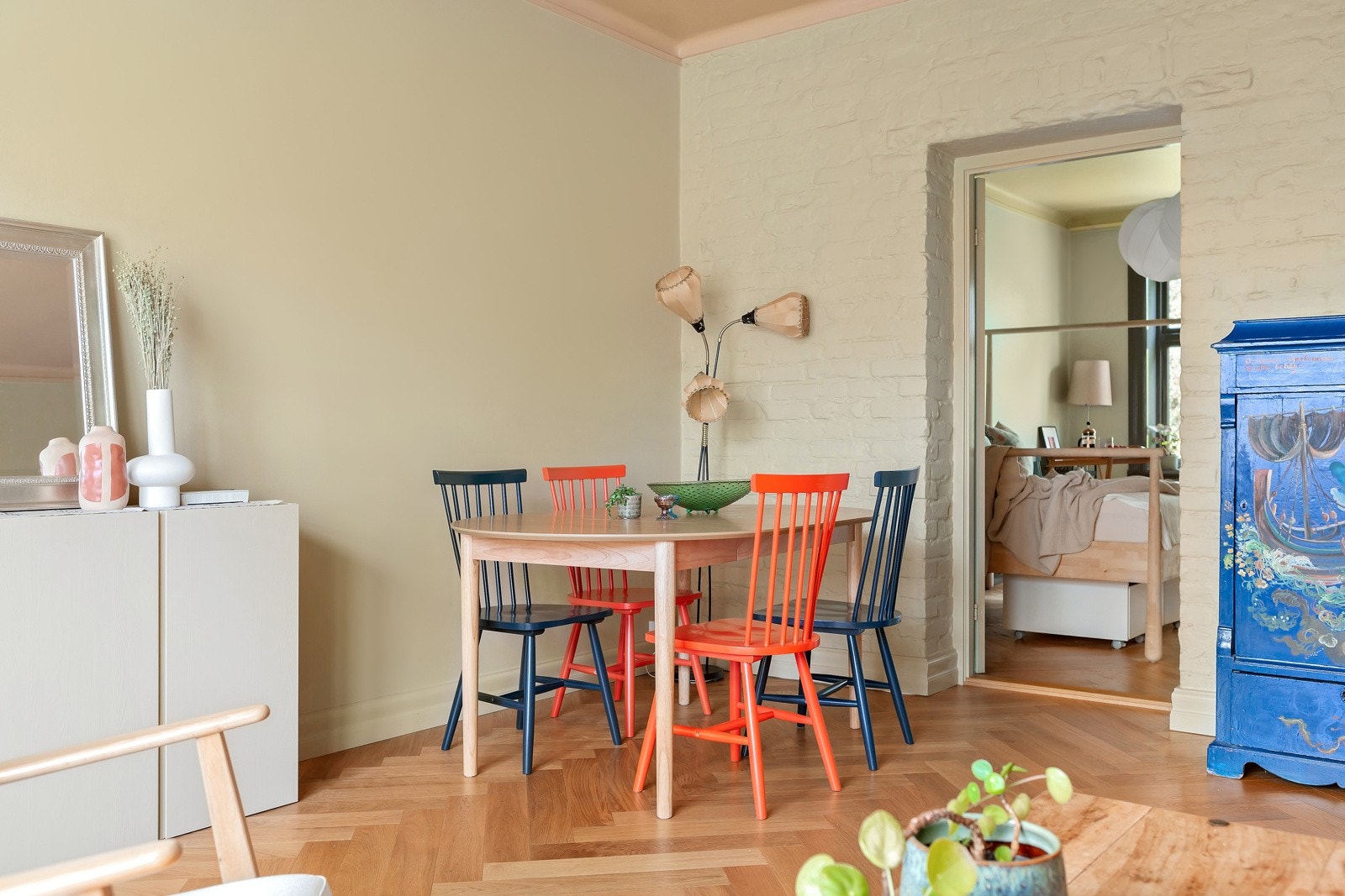 Leiligheten har lekre gulv med fiskebensparkett og gulvvarme. Galleribilde
