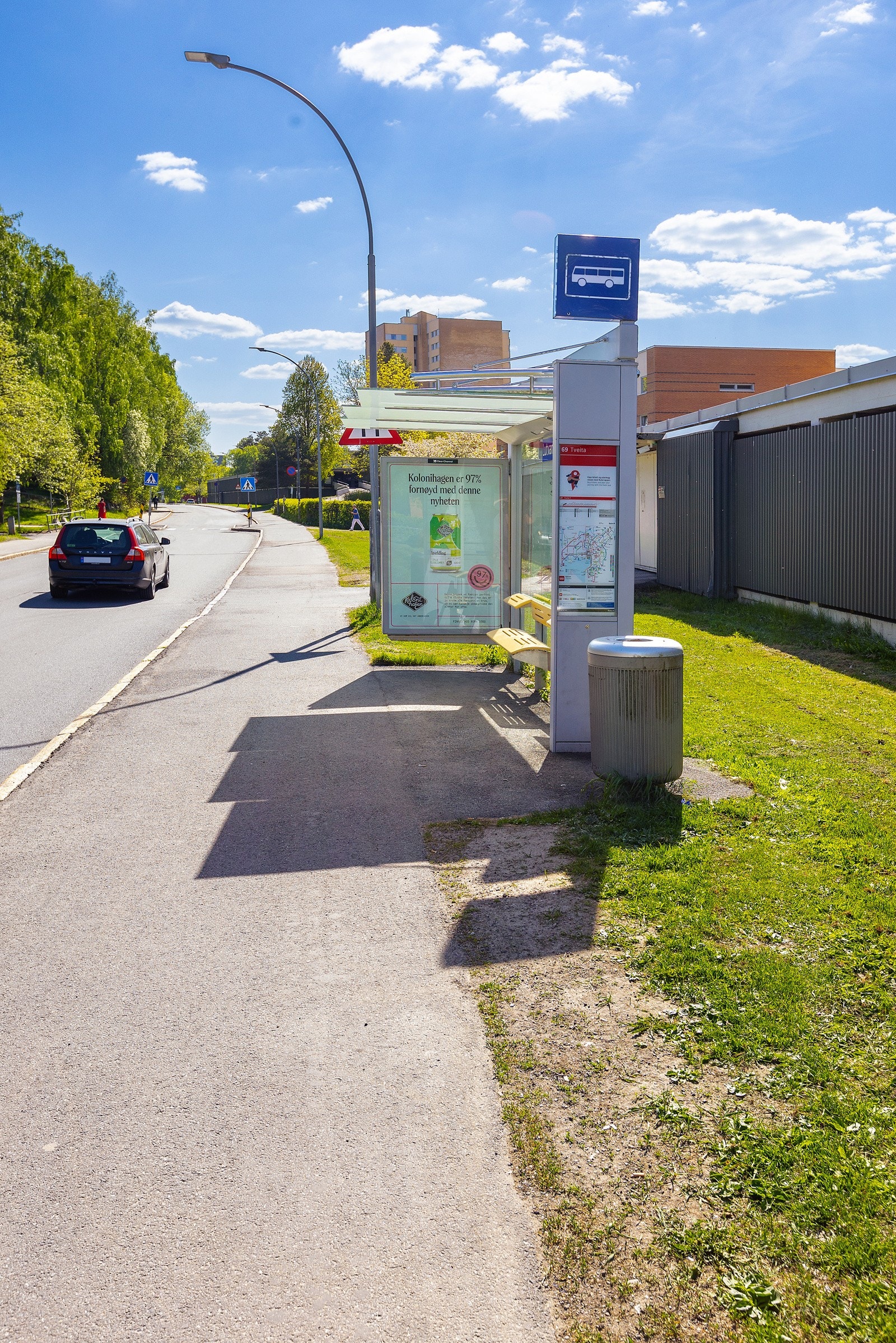Det er et godt opparbeidet kollektivtilbud i området med hyppige buss og t-bane. Galleribilde