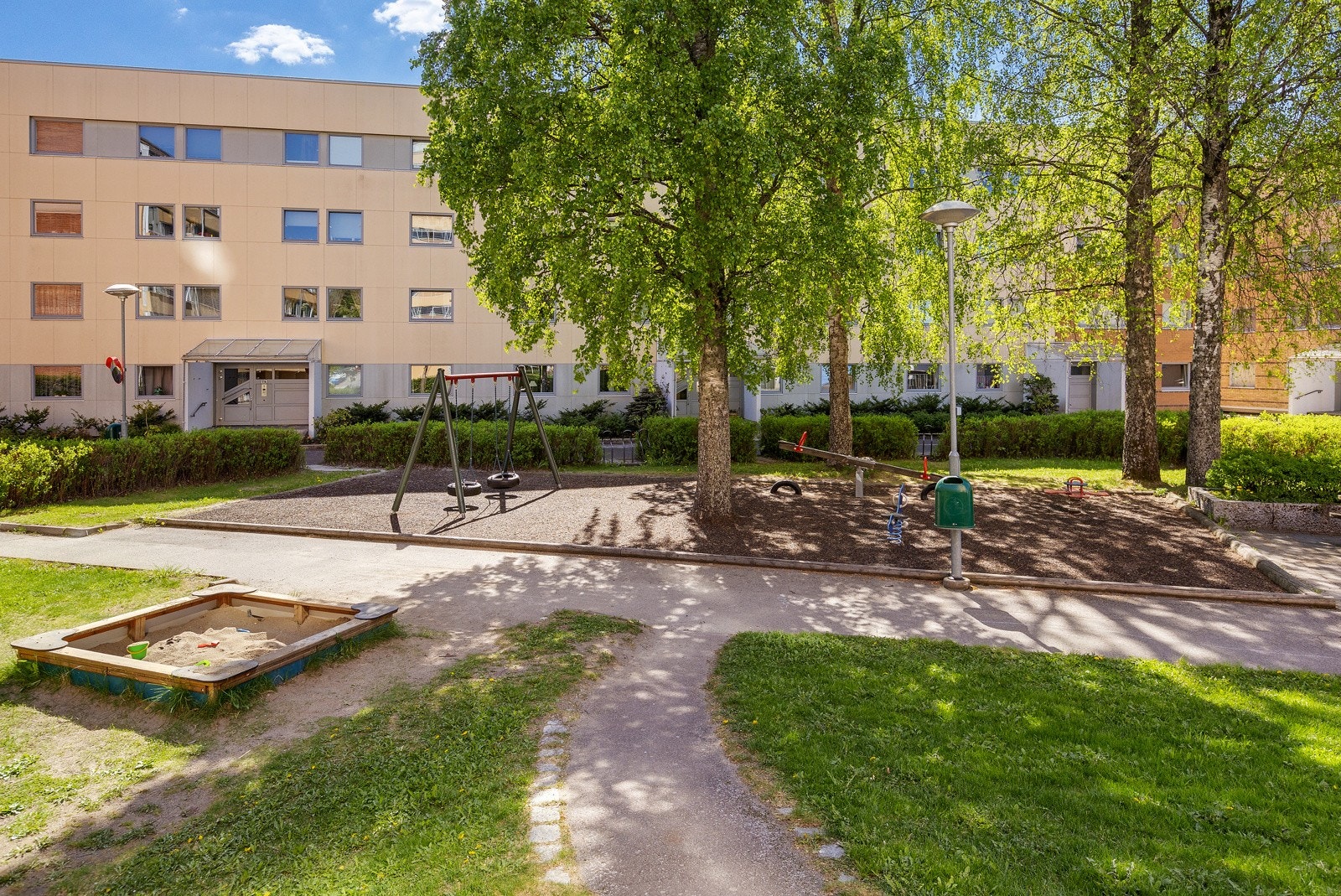 Leiligheten ligger tilbaketrukket i rolige og grønne omgivelser med kort vei til offentlig kommunikasjon og servicetilbud. Galleribilde