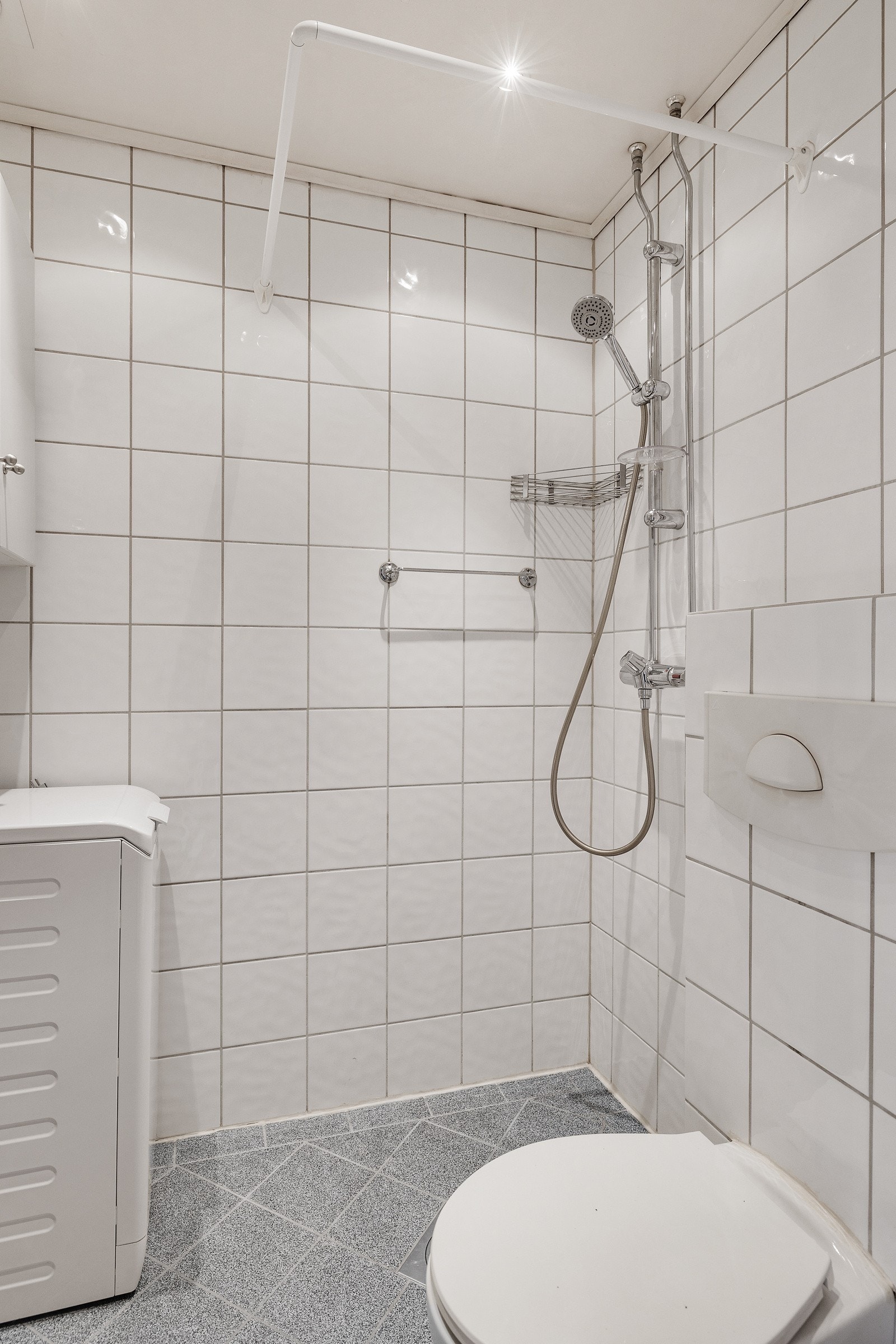 Badet har vegghengt toalett. Galleribilde