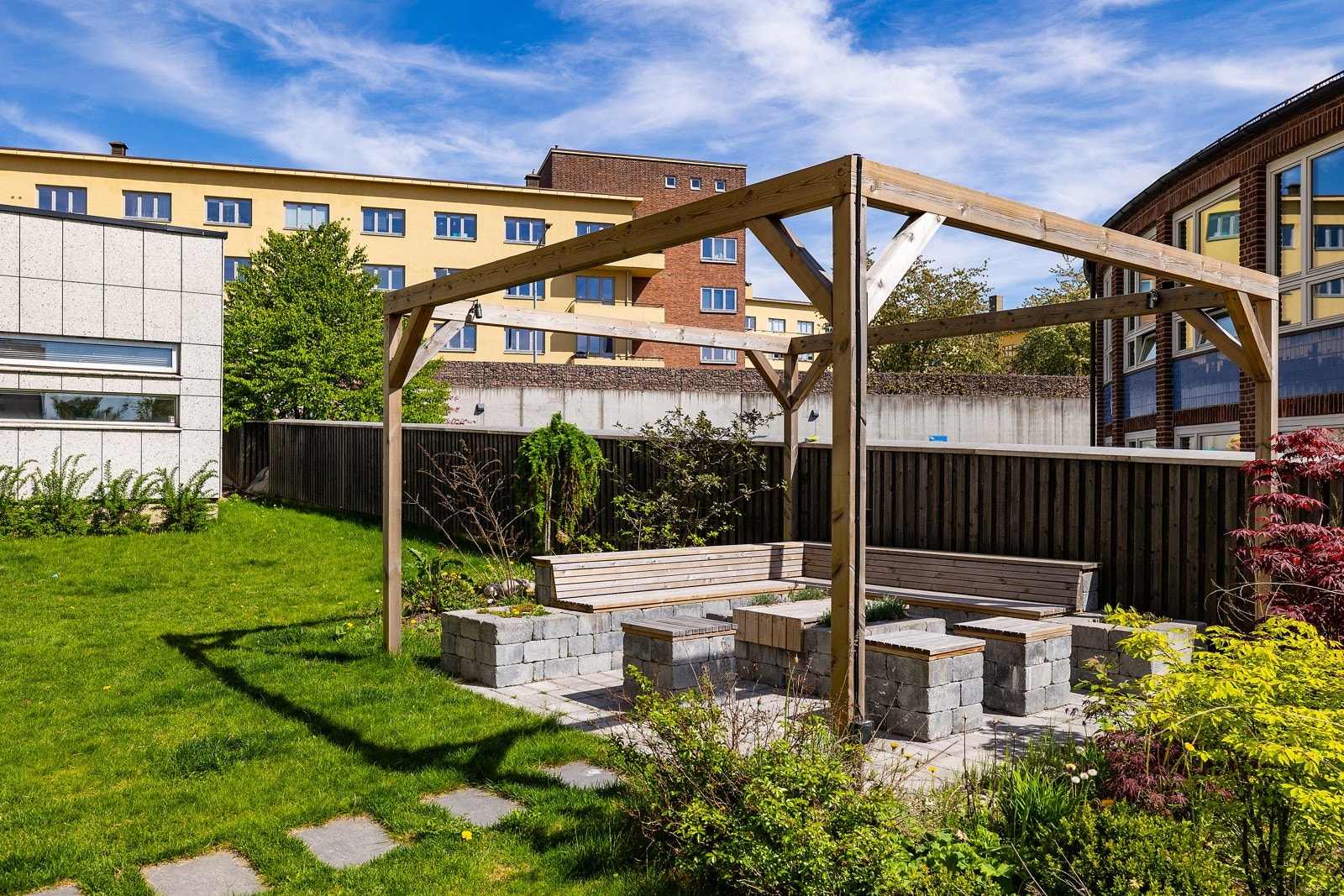 Bakgården har flere områder med sittegrupper. Galleribilde