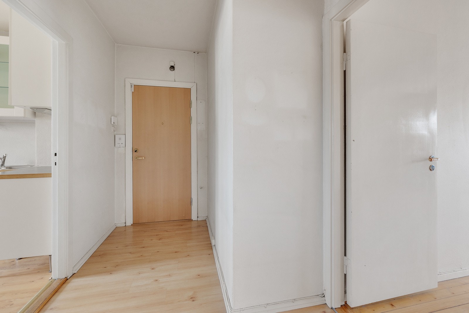 Boligens entré har plass til skohylle/skoskap og klesoppheng. Galleribilde