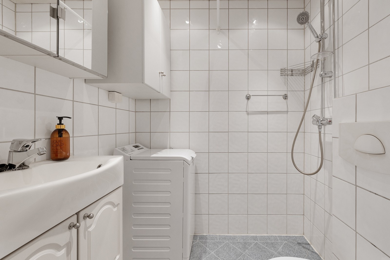 Flislagt bad fra 2003, med downlights i himling. Galleribilde