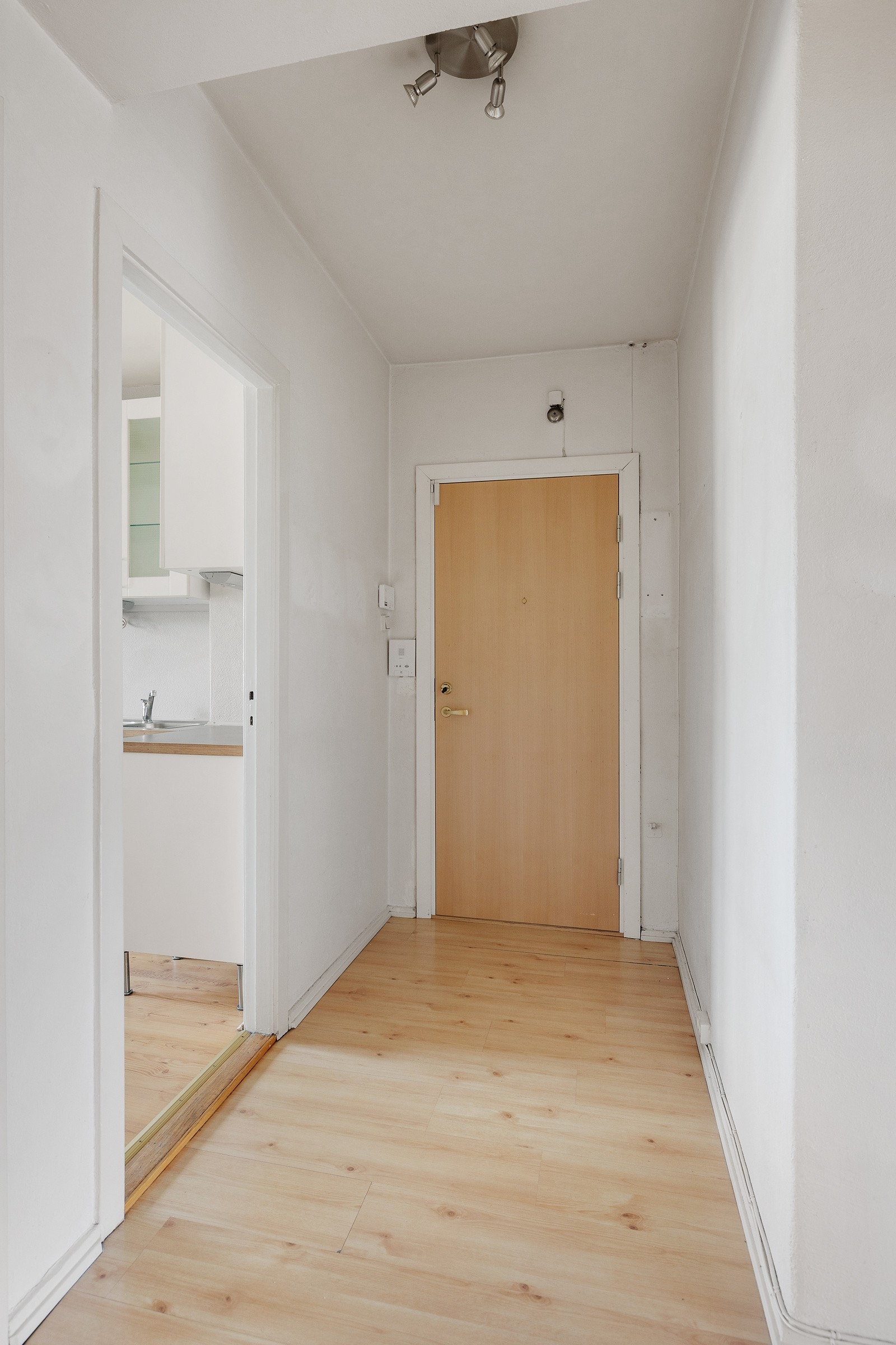 Fra entréen er det inngang til kjøkkenet. Galleribilde