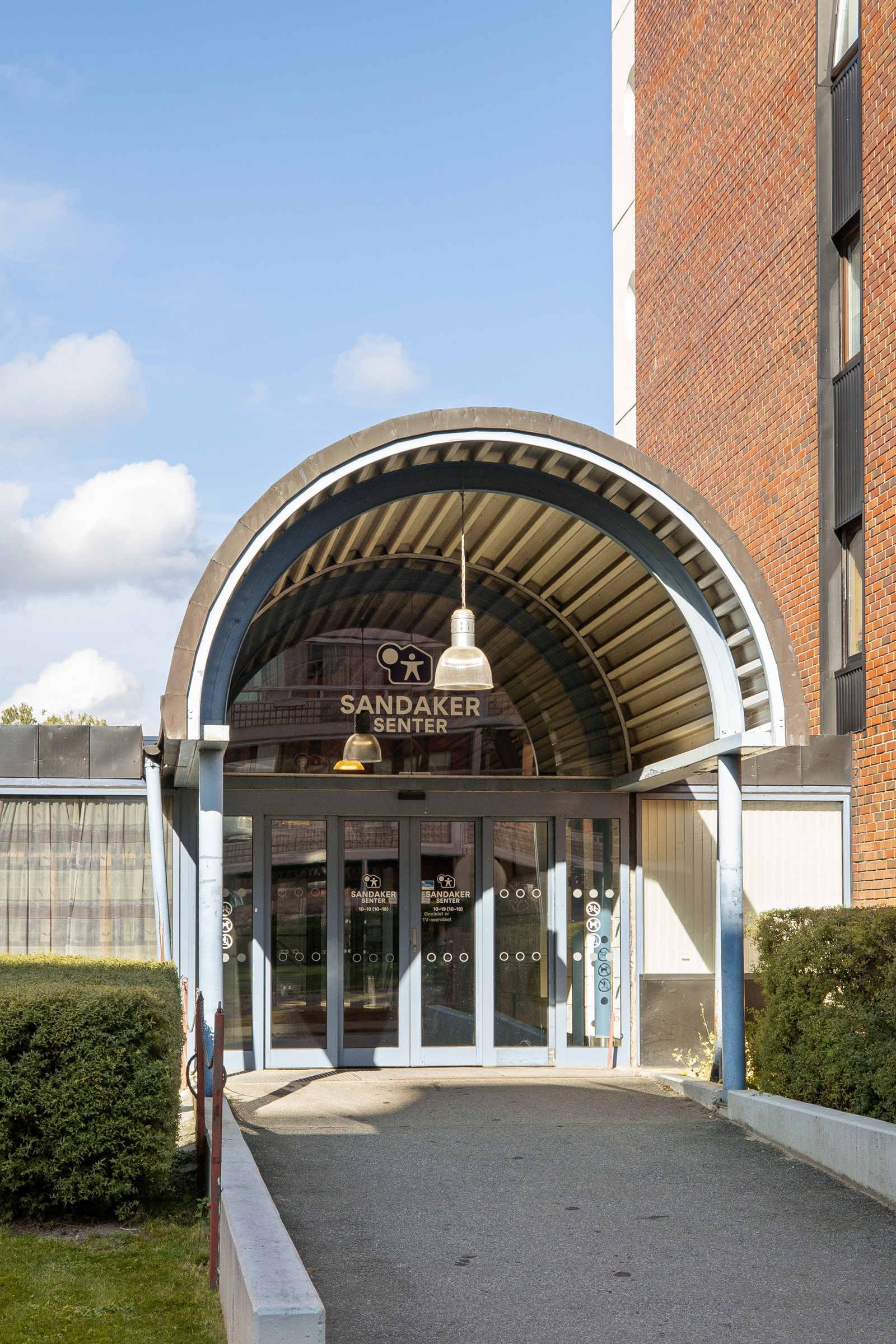 Sandaker Senter ligger så og si rett utenfor døren, og her finner du Coop Mega, apotek, Vinmonopolet og en rekke andre butikker og servicetilbud. Galleribilde