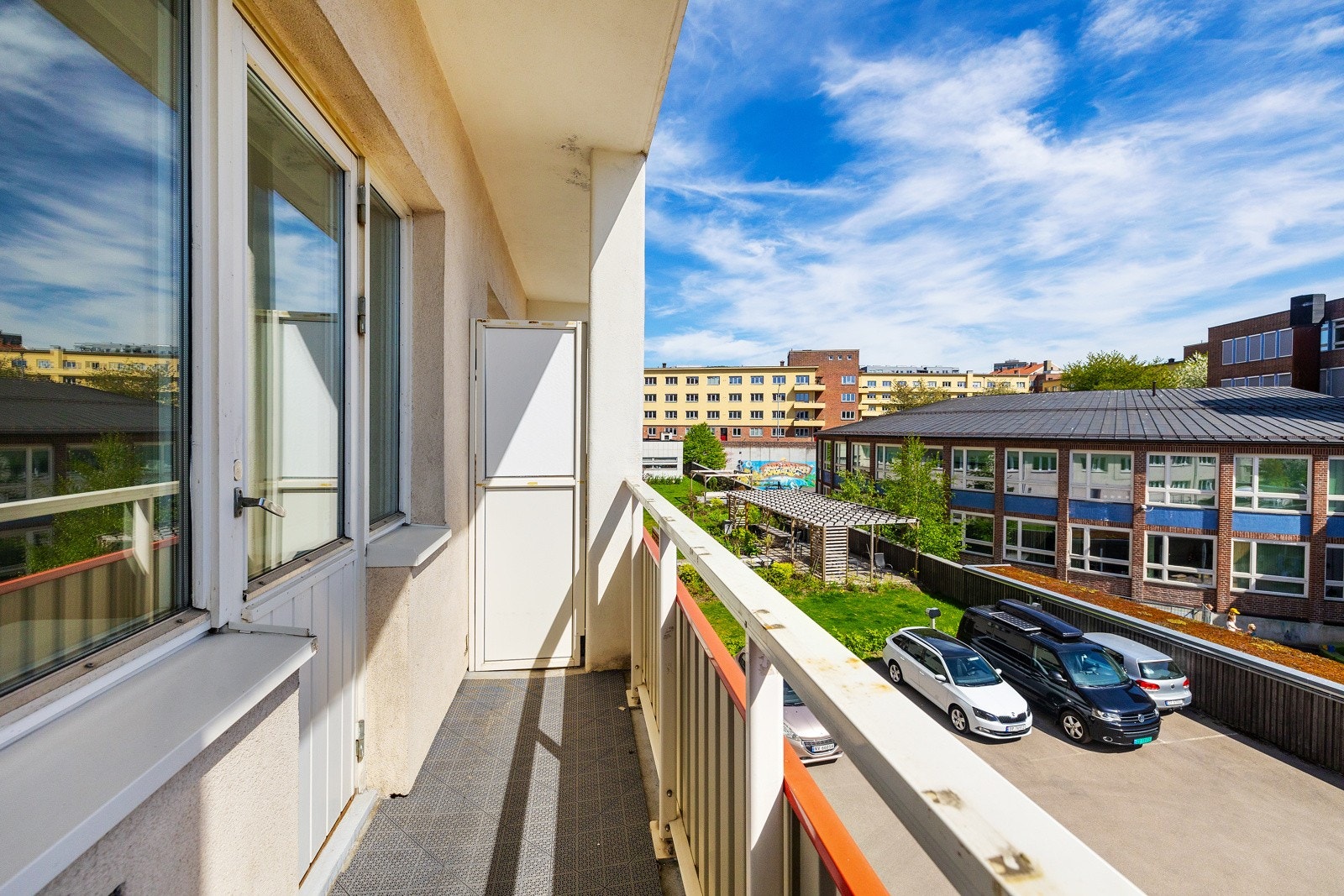 Fra stuen er det utgang til balkongen på 3 kvm med gode solforhold. Galleribilde