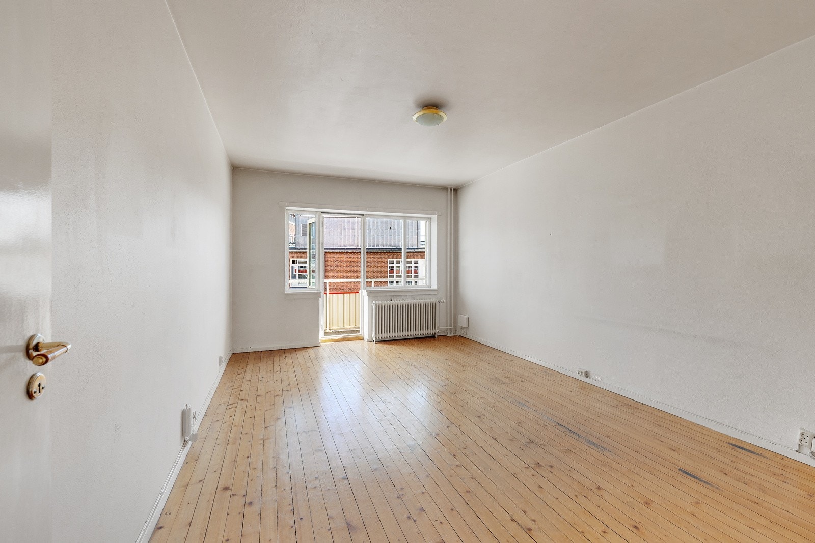 Boligen har en romslig og lys stue med gode møbleringsmuligheter. Galleribilde