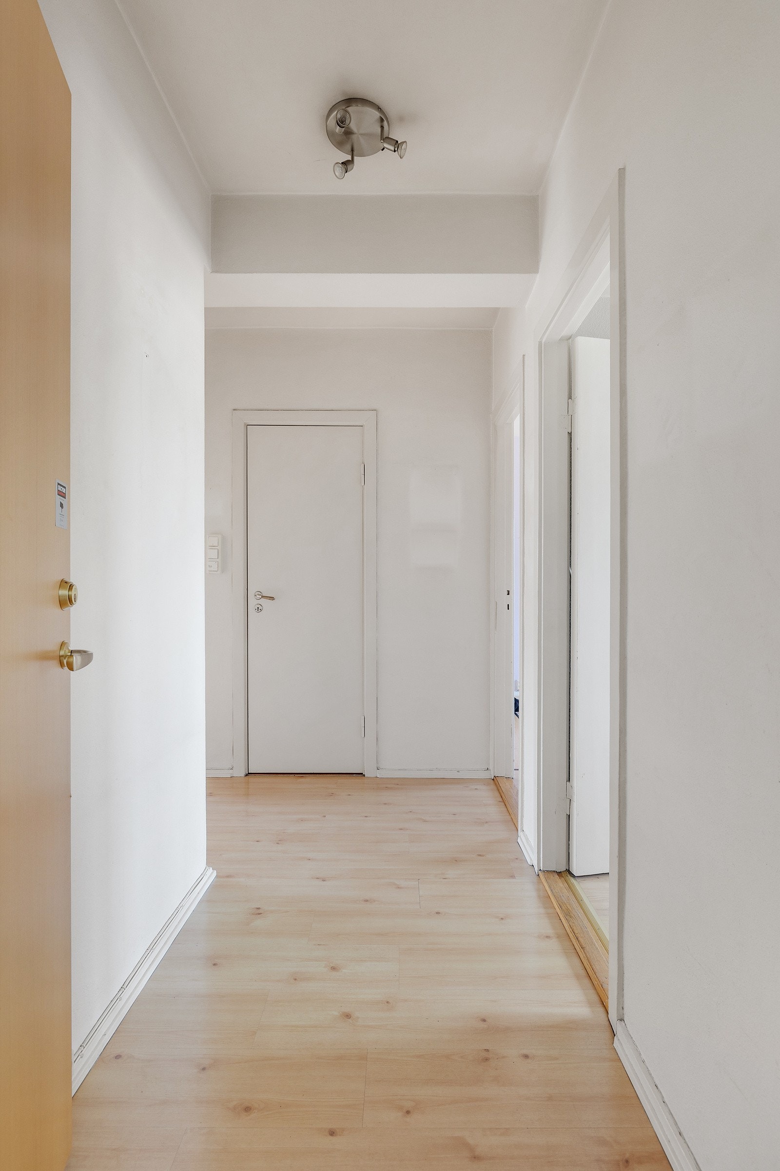 Innbydende førsteinntrykk gjennom entréen. Galleribilde