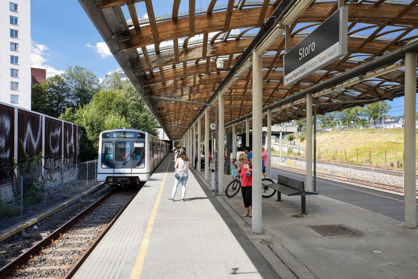 Storo er nærmeste t-banestasjon. Ellers har du flere busser og trikker "rett utenfor døra". Galleribilde