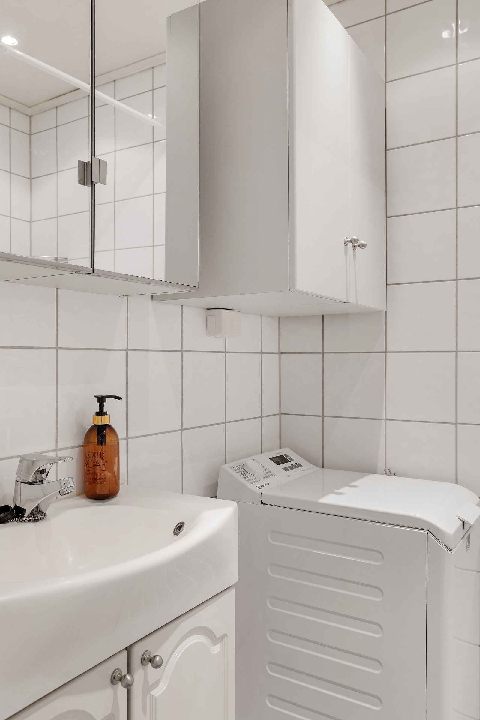 Badet har speil- og servantskap. Det er opplegg for vaskemaskin. Galleribilde