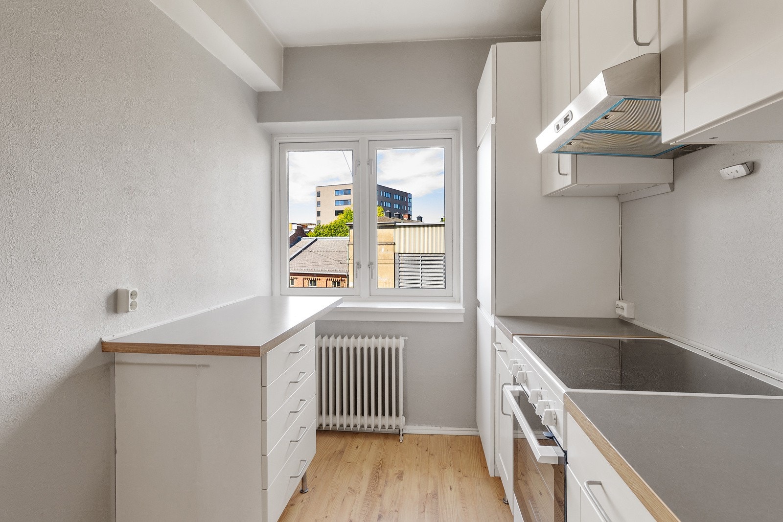 Kjøkkenet ble delvis modernisert i 2022 med komfyr og komfyrvakt. Galleribilde