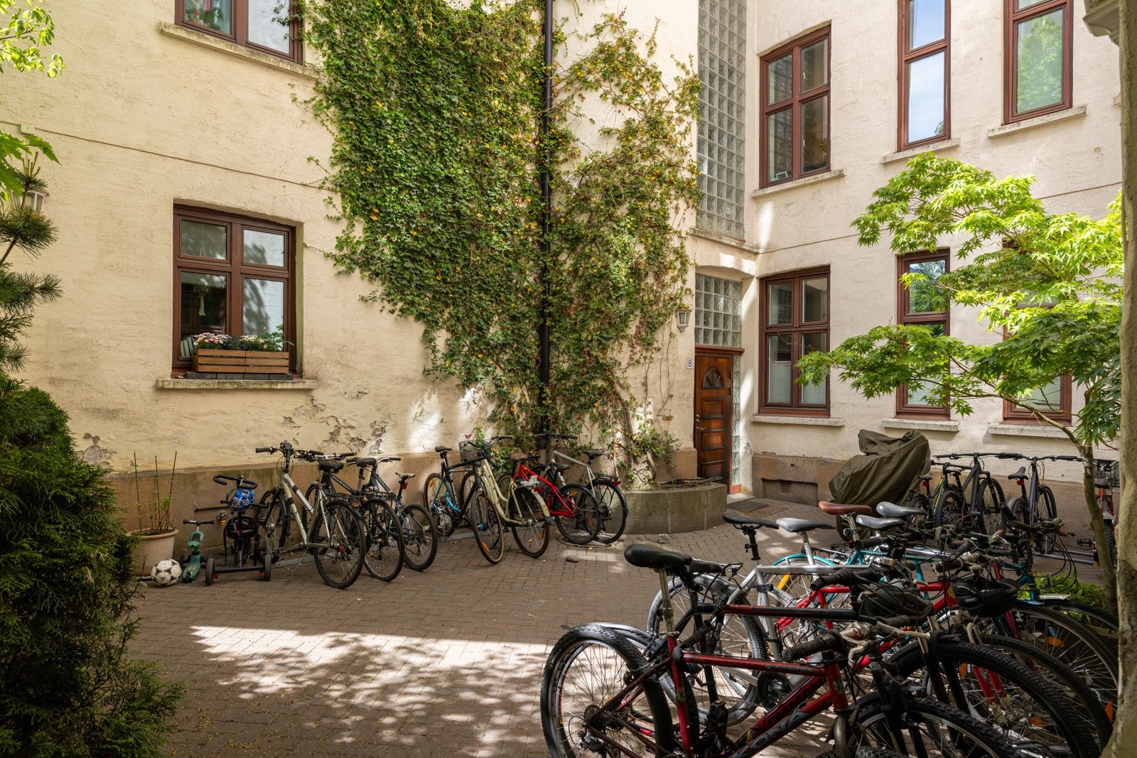 Sykkelparkering i bakgård Galleribilde