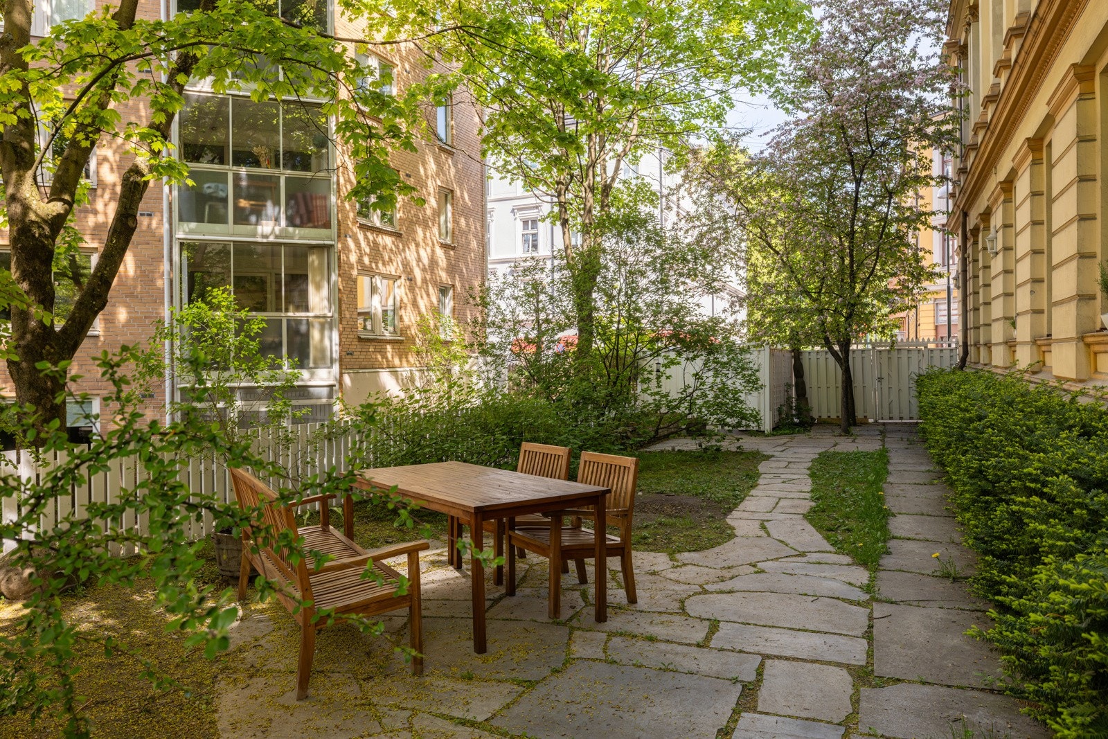 Hyggelig bakgård Galleribilde