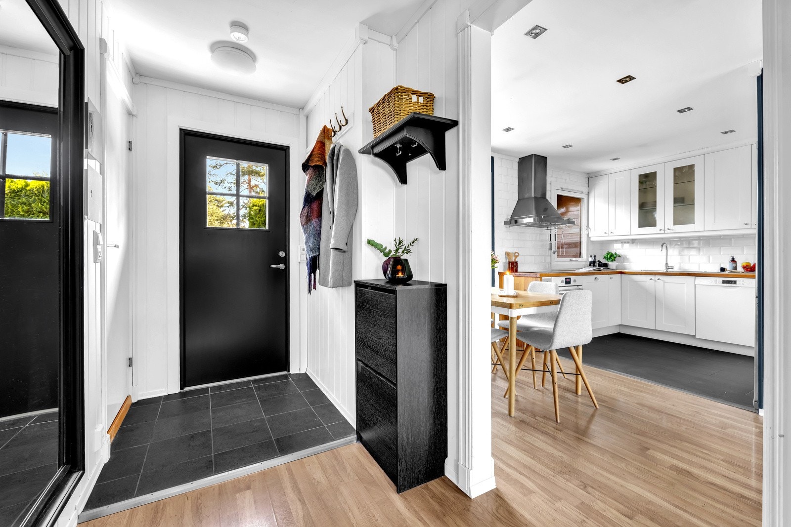 Velkommen inn! Entréen har delikate fliser og moderne fargevalg. Her er det også gulvvarme. Galleribilde