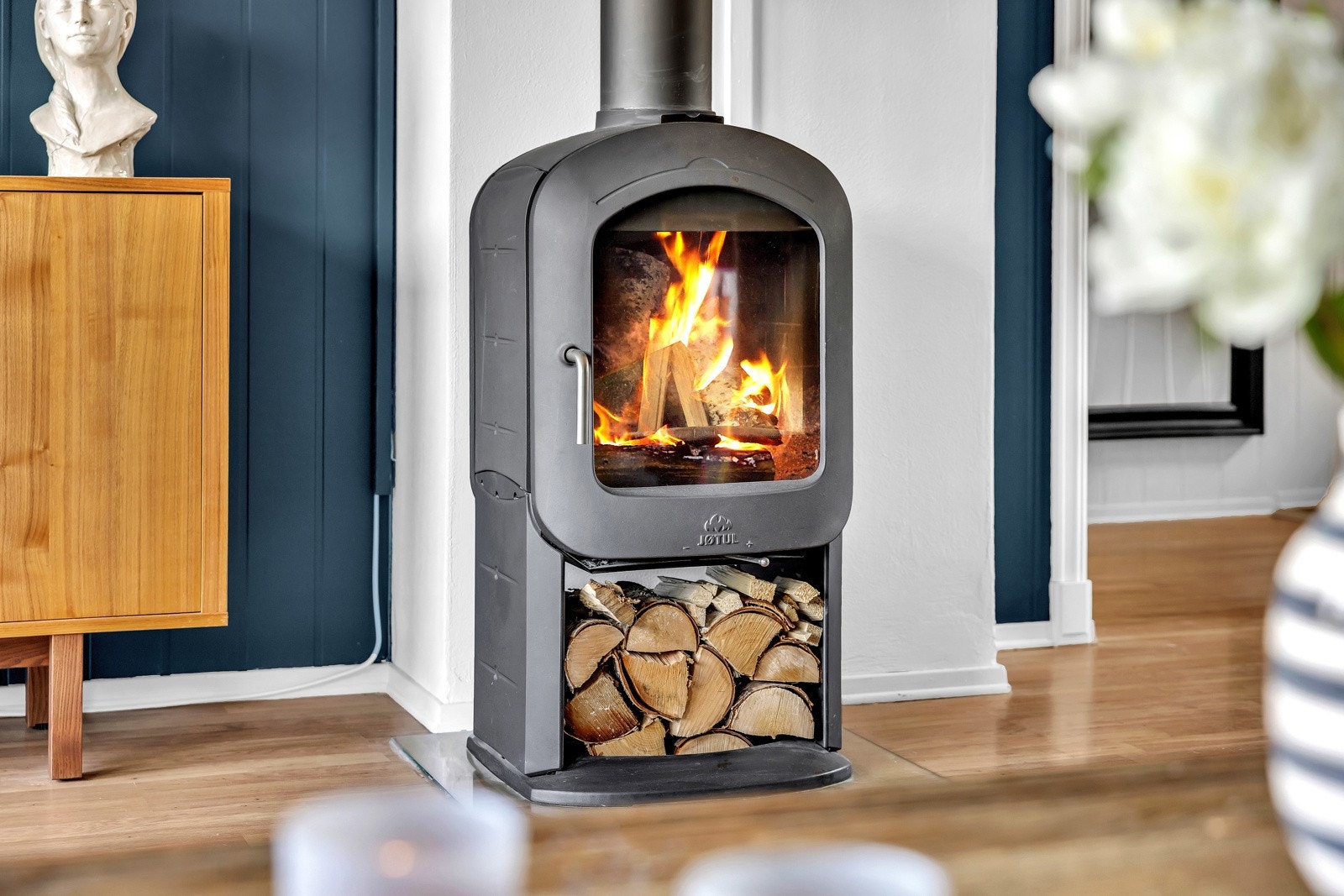 Stilig vedovn som bidrar til varme og hygge på kalde høst- og vinterdager. Galleribilde