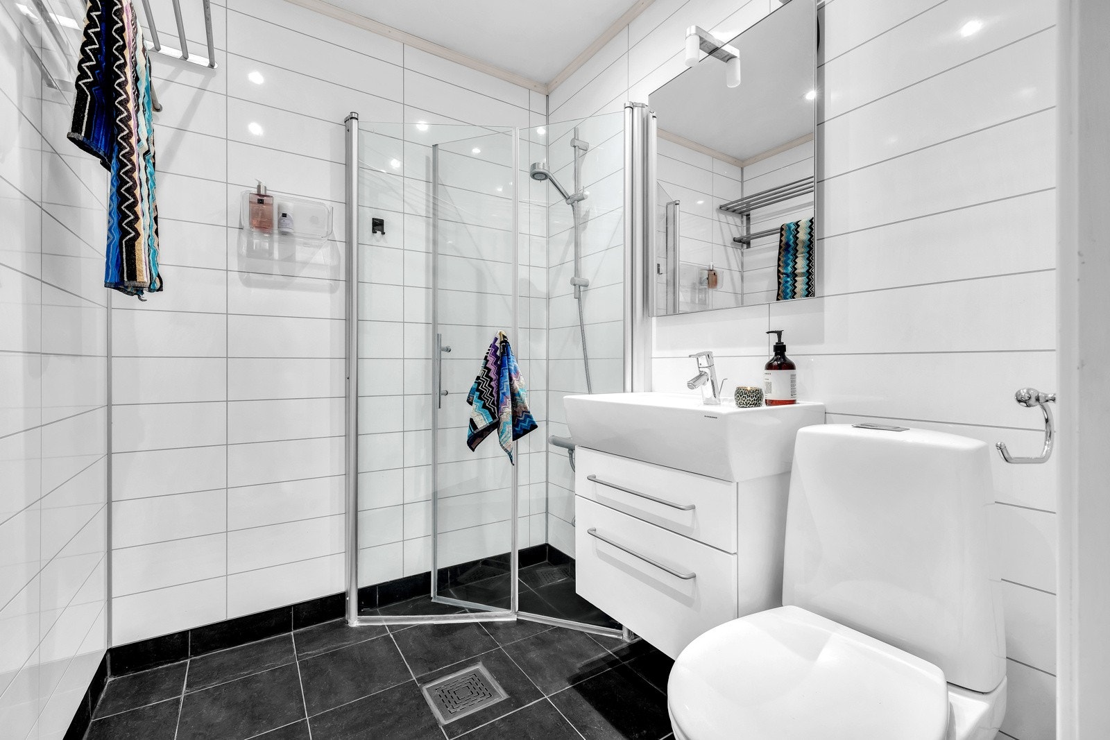 Pent flislagt baderom med downlights og gulvvarme. Badet har flislagt gulv fra 2013 og baderomsplater på vegger fra 2014. Galleribilde