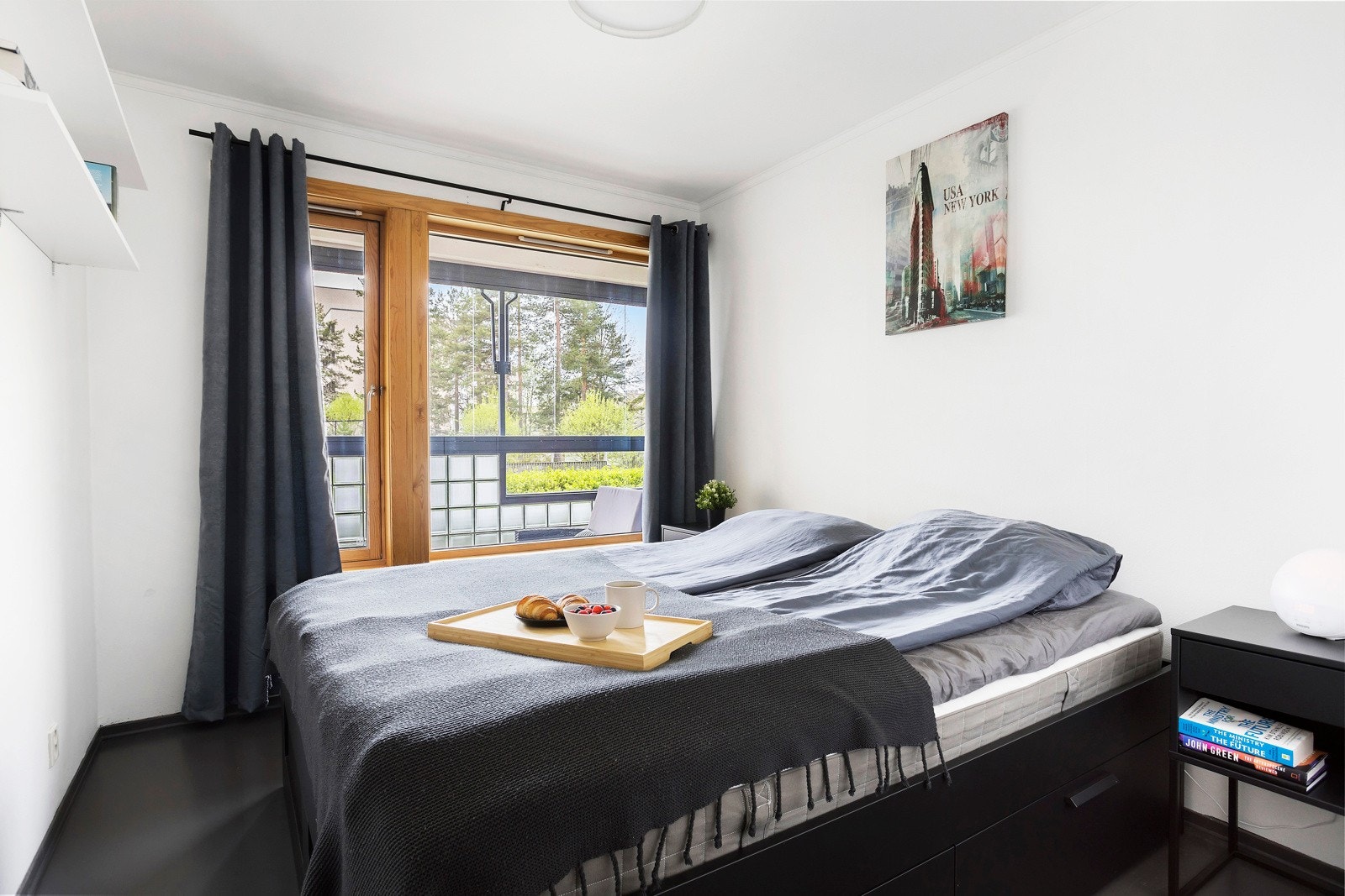 Soverommet inviterer til en behagelig og funksjonell atmosfære. Det er rikelig med naturlig lysinnslipp som strømmer gjennom det store vinduet, og gir rommet en følelse av lys og luftighet. Her er det nok plass til en komfortabel dobbeltseng og nattbord. Galleribilde