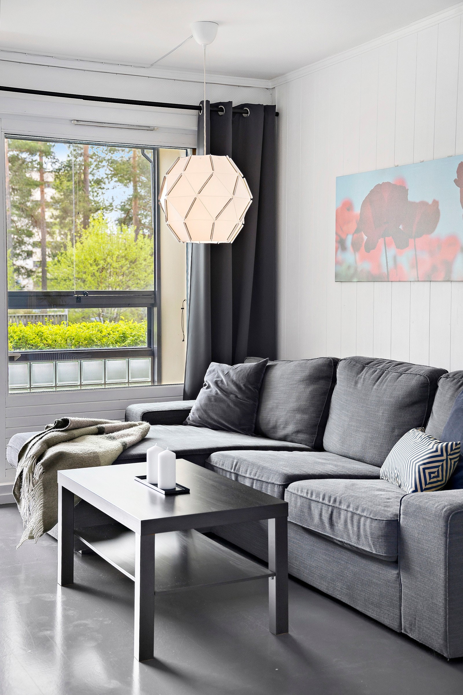 De store vinduene slipper inn rikelig med naturlig lys og skaper en lys og trivelig stue. Galleribilde