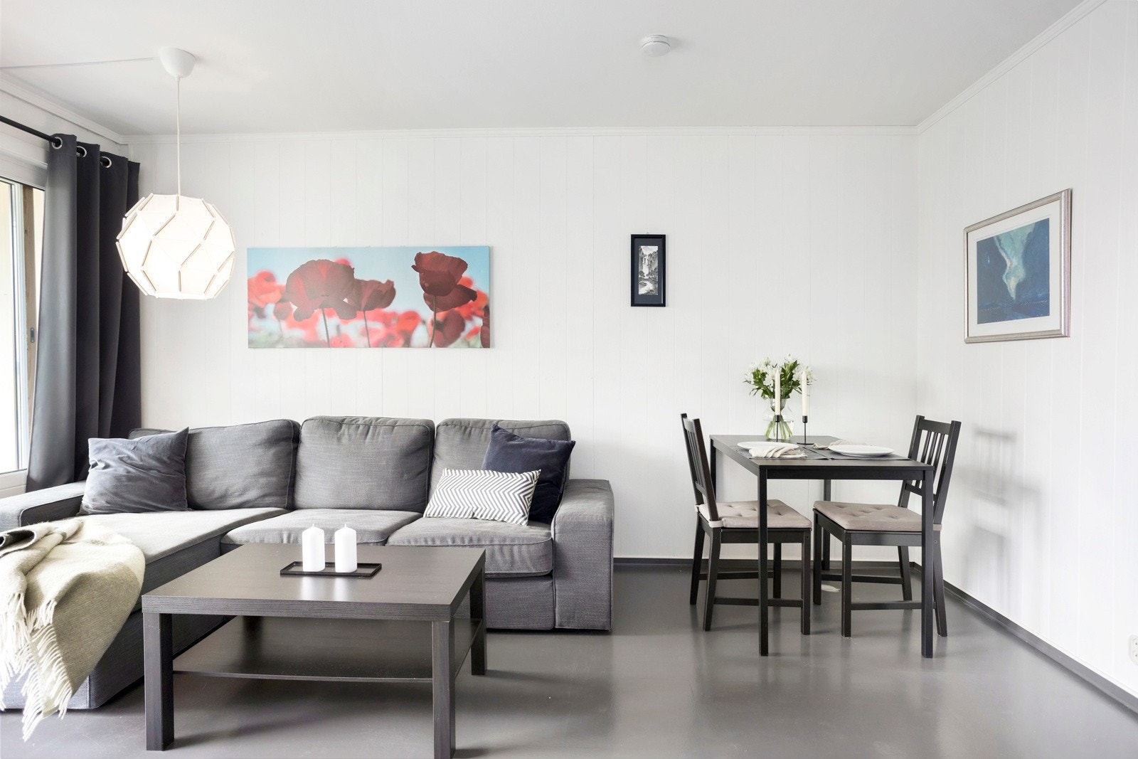 Stuen har naturlige møbleringssoner for sofa, medievegg og spisegruppe. Galleribilde