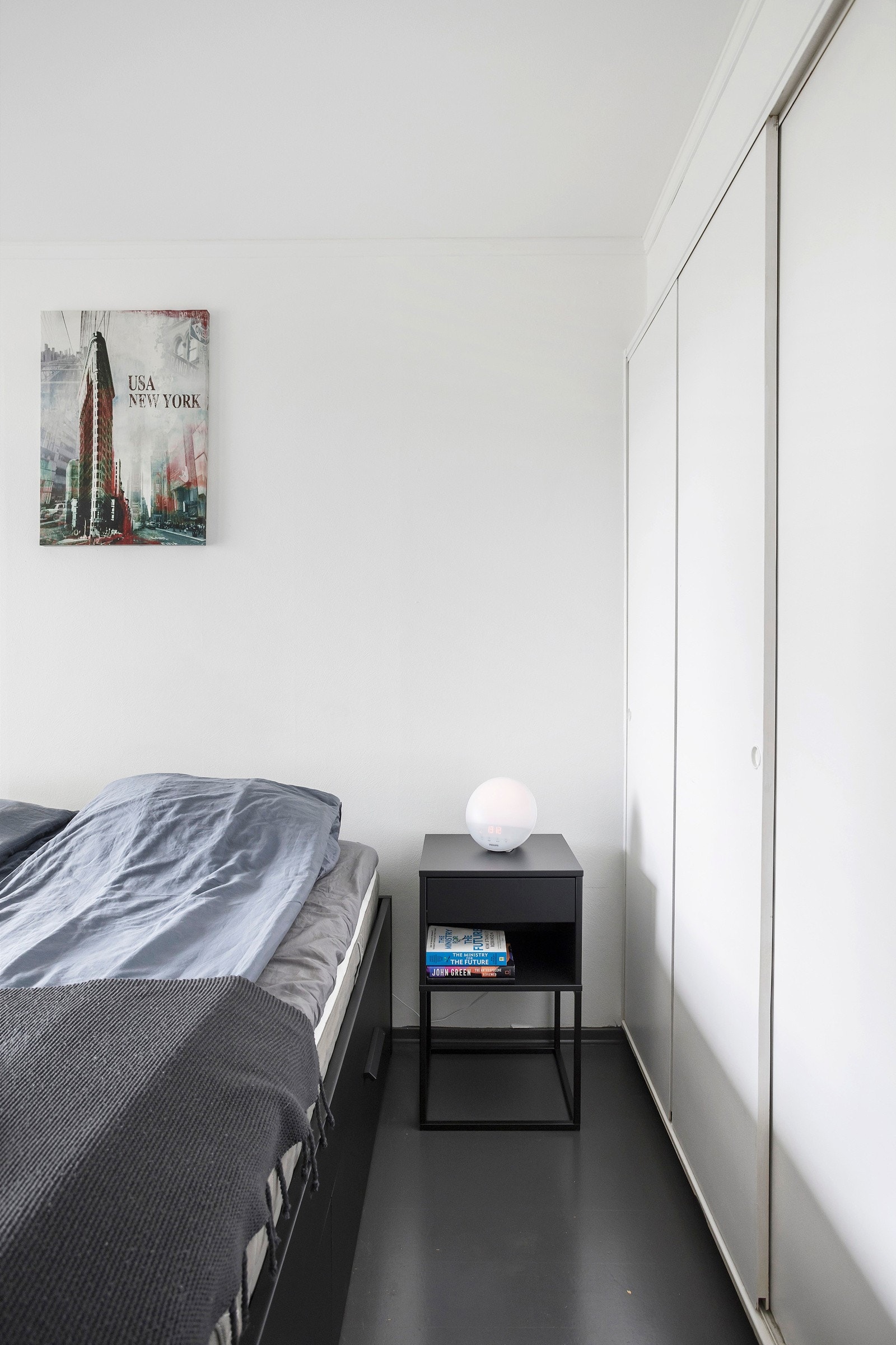 I tillegg byr soverommet på en stor skyvedørsgarderobe som gir god plass til oppbevaring av klær. Galleribilde