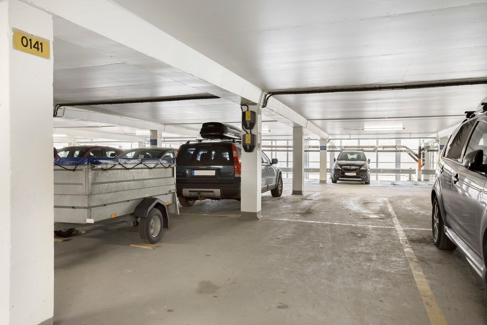 En parkeringsplass med el-bil lader i felles garasjeanlegg følger boligen. Galleribilde