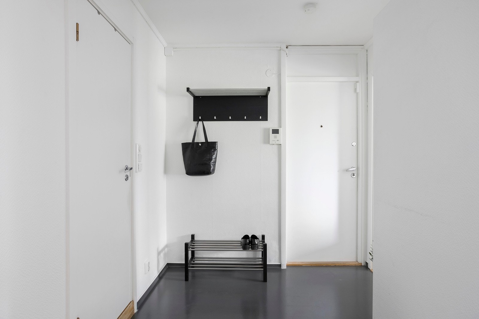 Velkommen inn i en innbydende entré! Denne romslige entréen har rikelig med plass til både skohylle, knagger og andre oppbevaringsmuligheter. Galleribilde