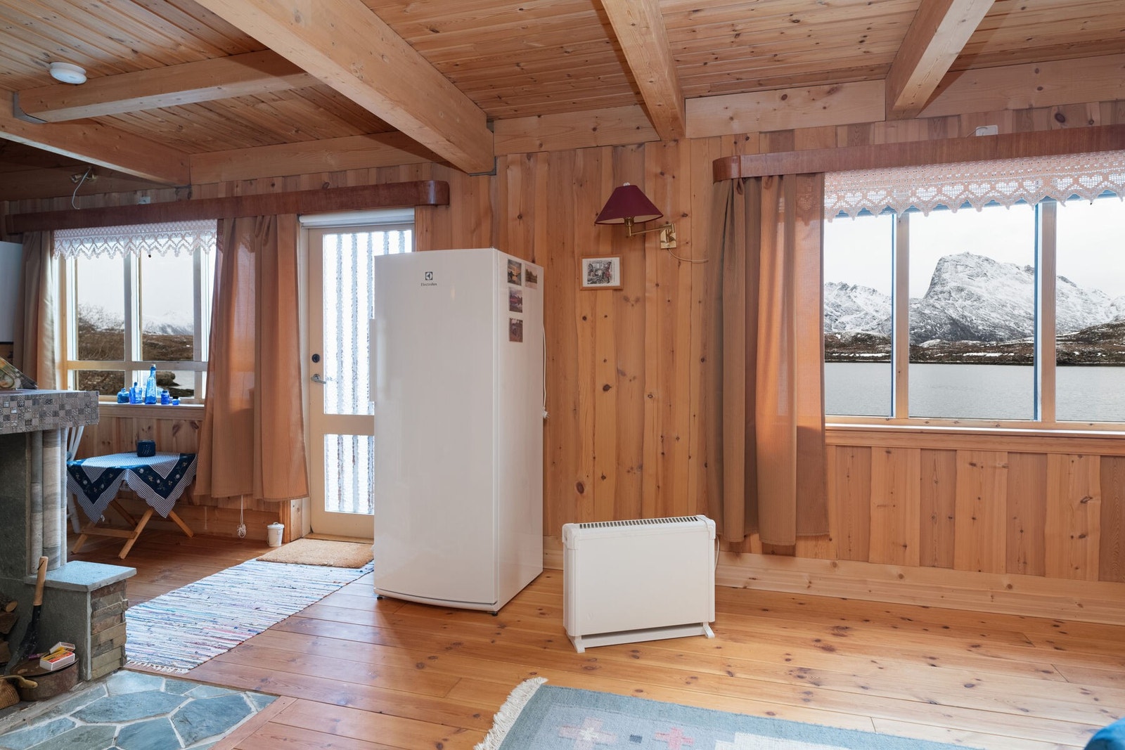 Stuen har nydelig utsikt mot sjø, fjell og natur i flere retninger. Galleribilde