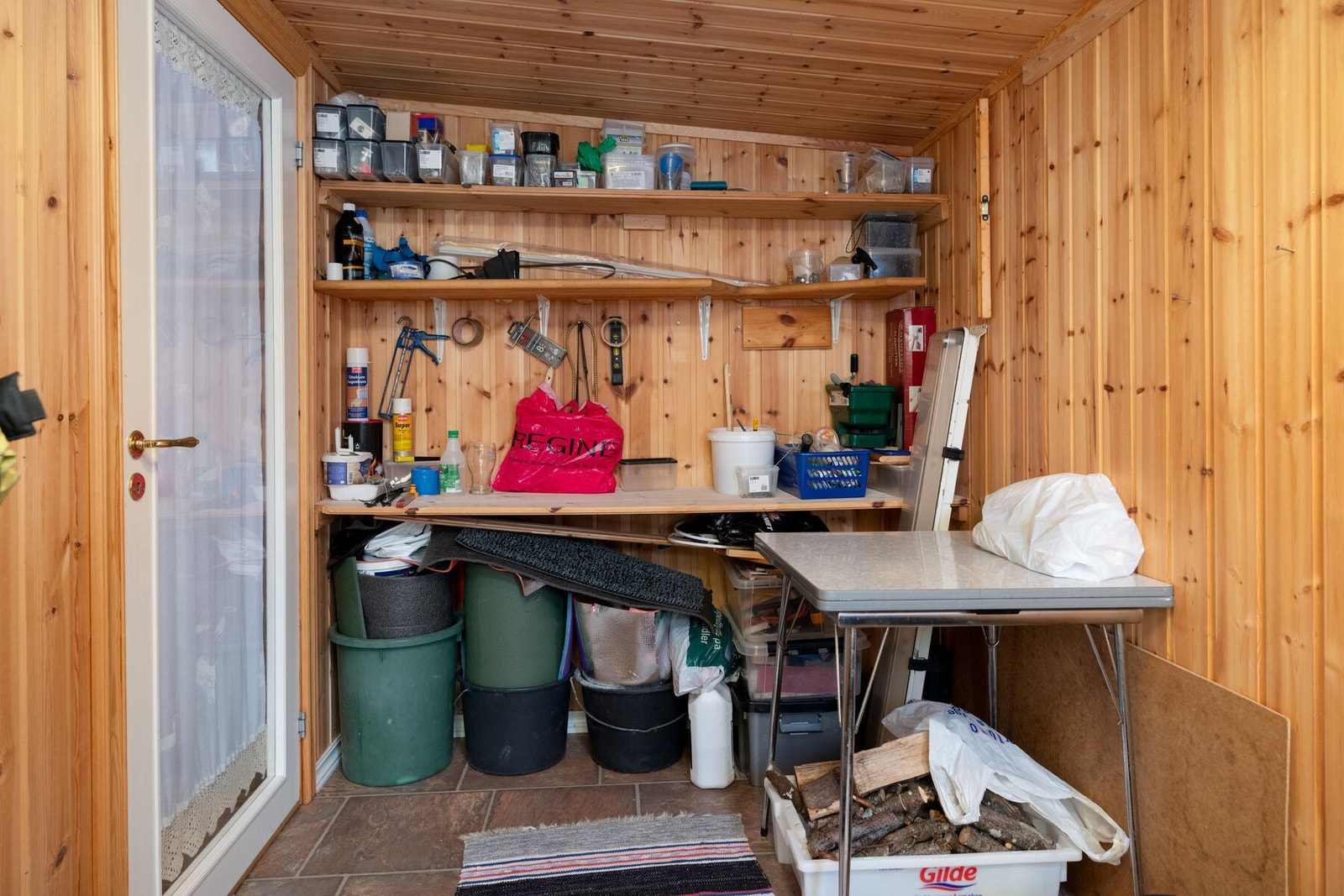 Yttergang med oppbevaringsmuligheter. Galleribilde