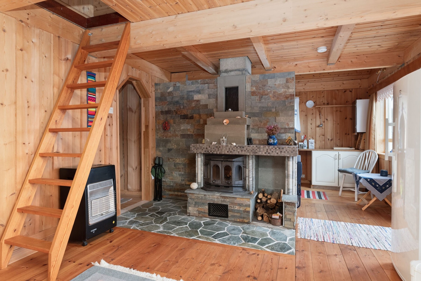 Peisen sørger for lun oppvarming og kos på de kaldere dagene. Galleribilde