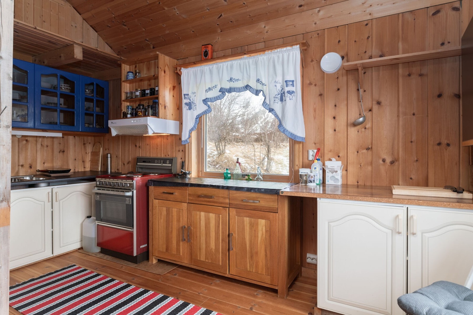 Romslig kjøkken med god takhøyde. Galleribilde