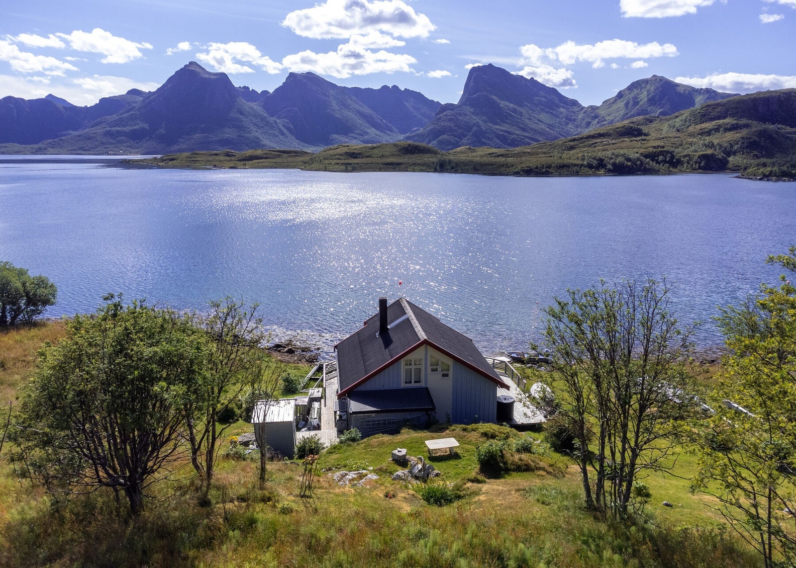 Hytten og uteområdet sett fra lufta. Galleribilde
