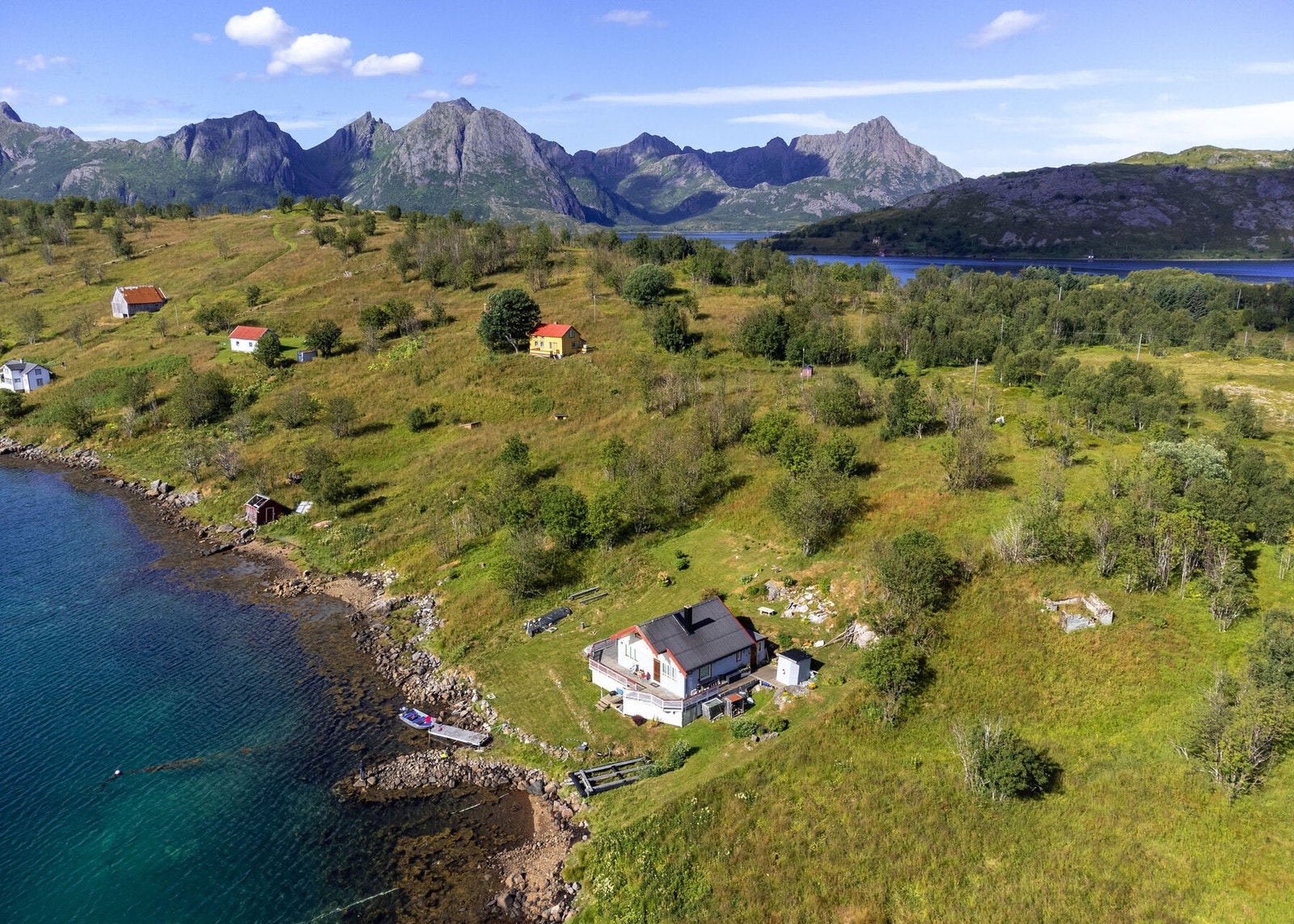 Med lokalbåten er det ca. 1 time til Myre med de fleste hverdagsfasiliteter. Det er ca. 27 km til Stokmarknes, og 28 km til Sortland. Galleribilde