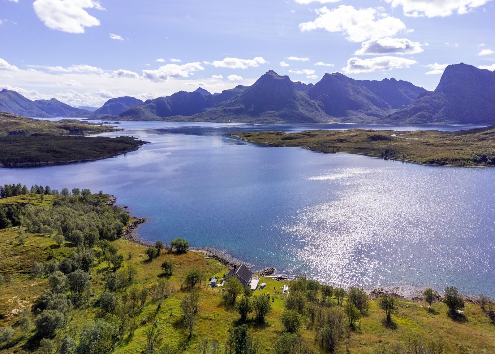 Her får du en rolig og solrik beliggenhet helt i vannkanten. Galleribilde