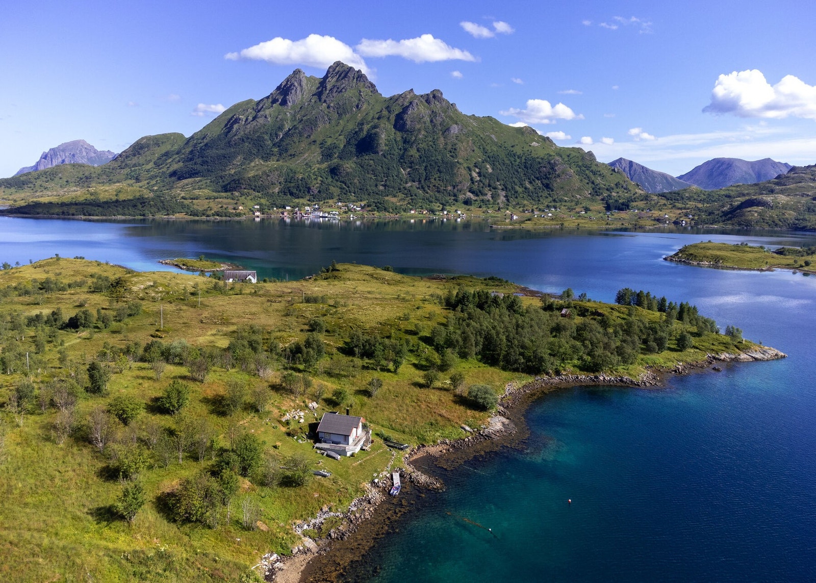 Hytten ligger for seg selv på en solrik tomt, helt i vannkanten, med flotte turmuligheter rett i nærområdet. Galleribilde