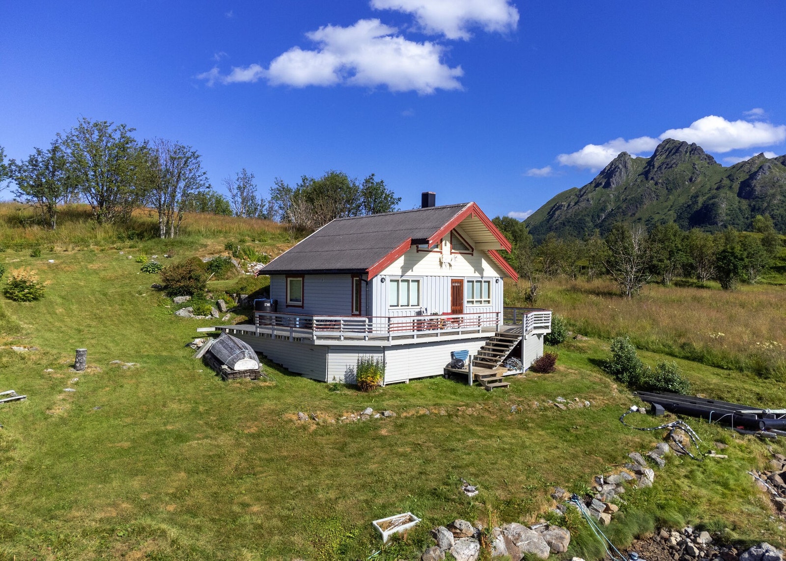 Hytten fra 2004 er bygd på pilarer, går over to etasjer og holder en normal standard iht. byggeår. Galleribilde