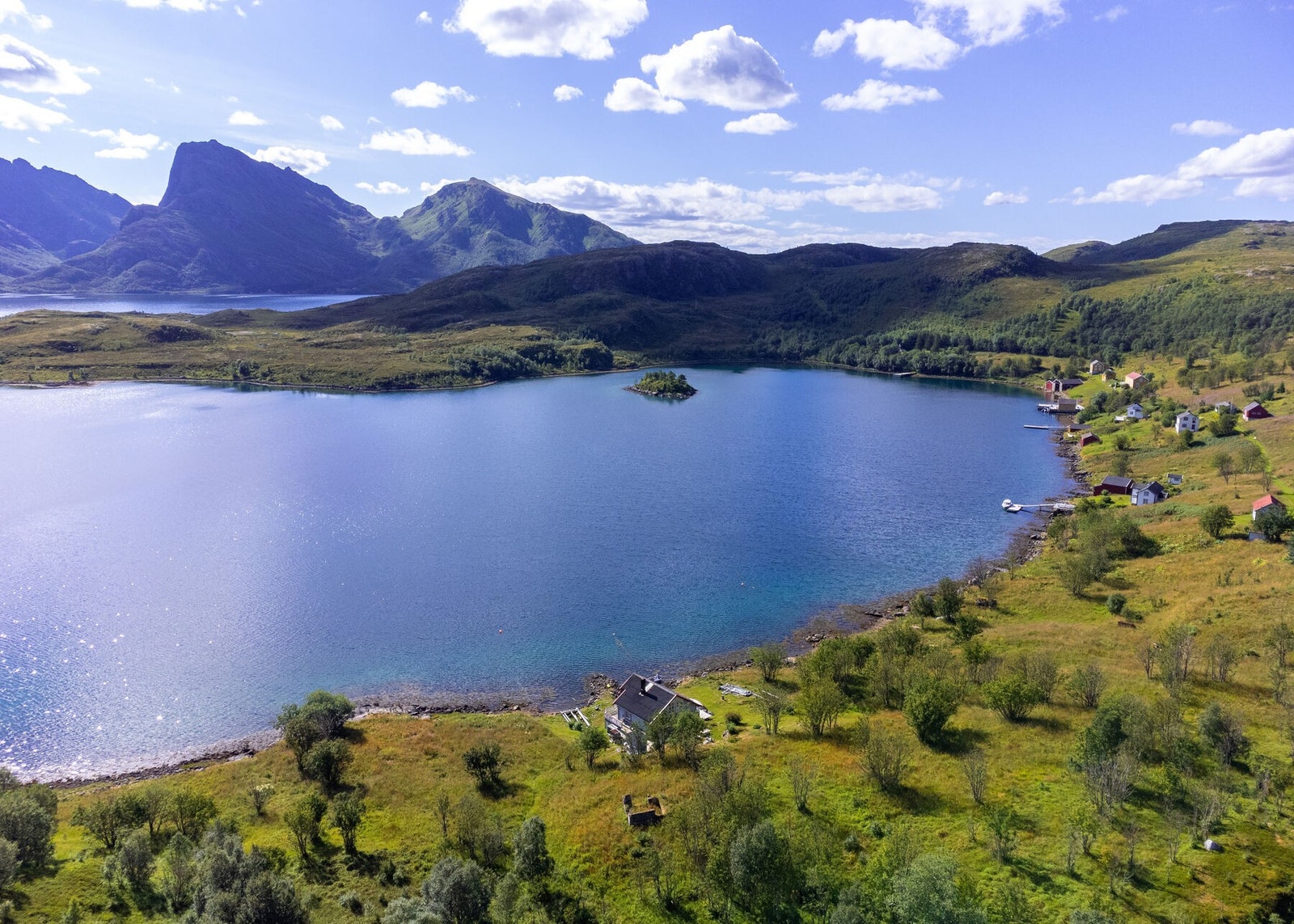 Det er adkomst med båt. Gangvei over annen eiendom fra hurtigbåtanløp. Galleribilde