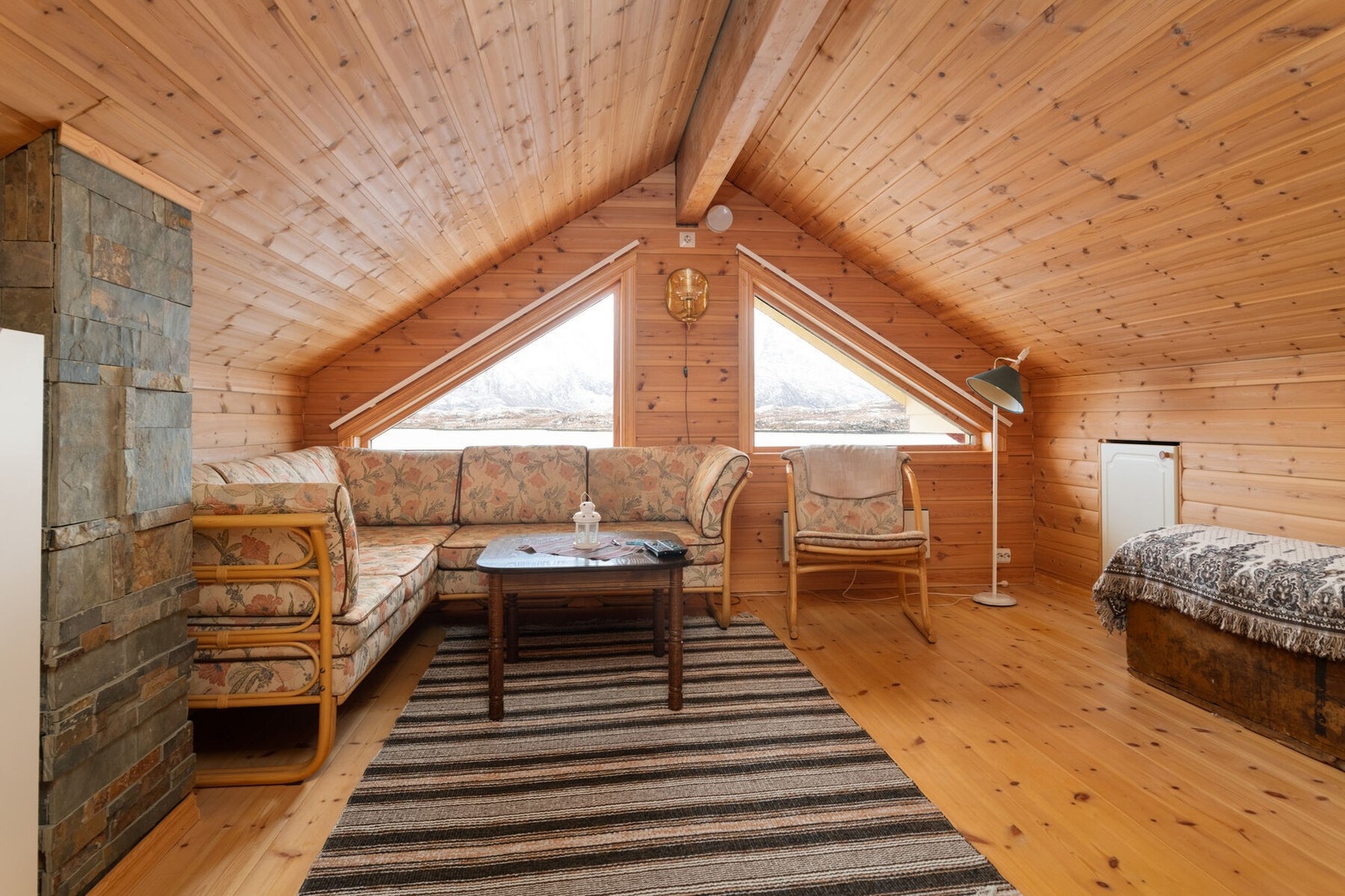 Koselig loftstue med skråtak og nydelig utsikt. Galleribilde