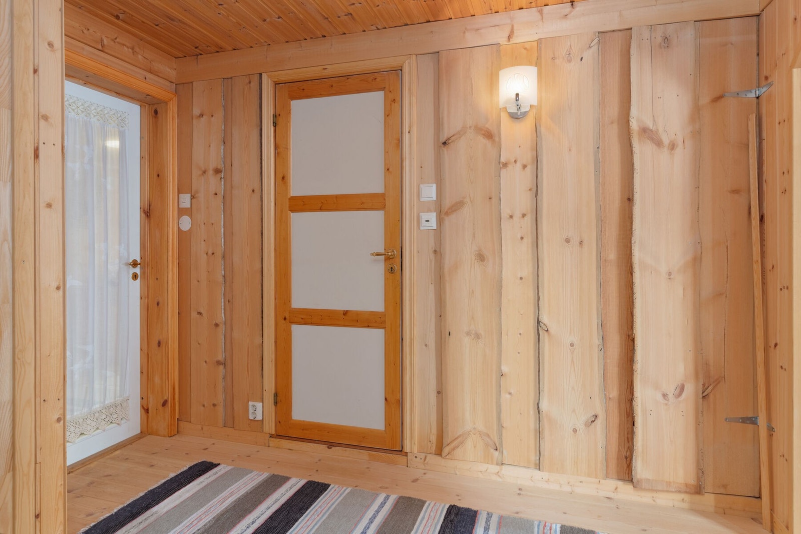 Det er adkomst til bad og soverom fra gangen. Galleribilde