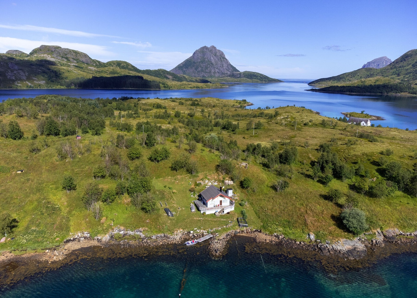 Eiendommen sett fra lufta og nærområdet rundt. Galleribilde