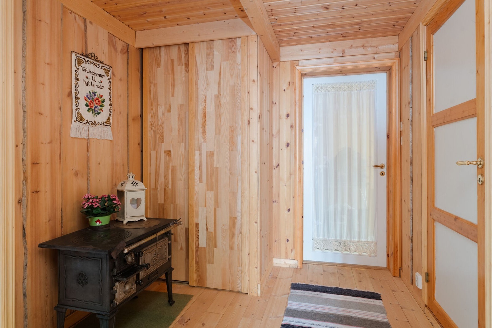 Gang med plassbygd klesskap - "Velkommen til hytta" Galleribilde