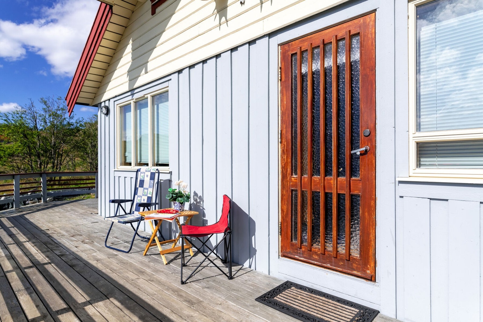Solrik terrasse med utgang fra stuen. Galleribilde