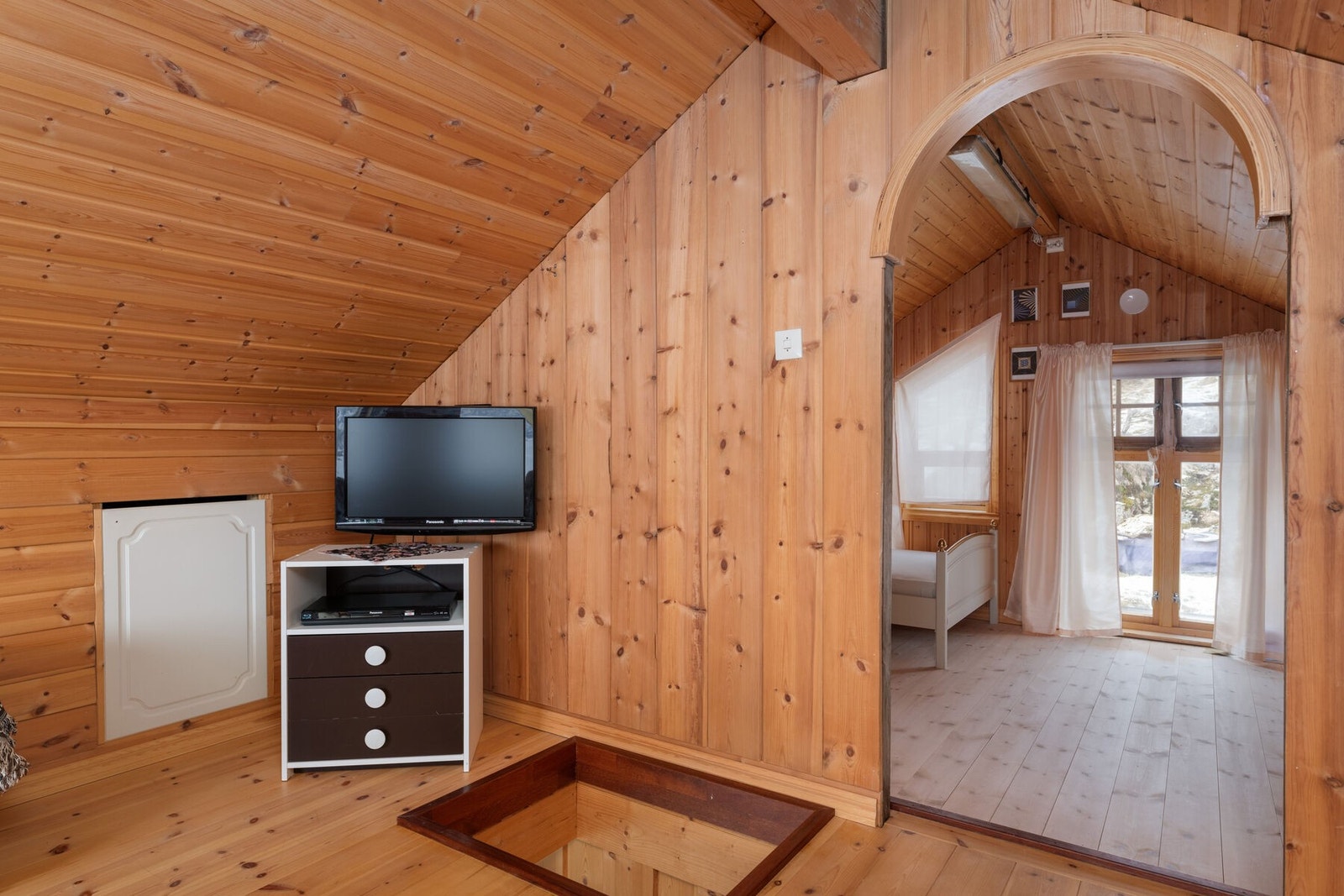 Fra loftstuen er det adkomst til et disponibelt rom. Galleribilde