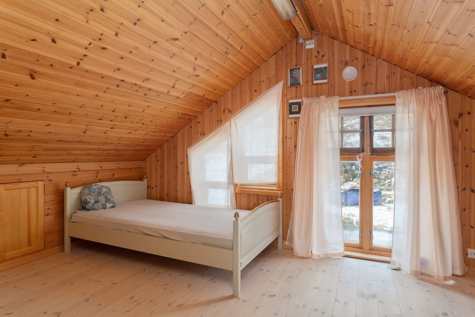 Disponibelt rom. Vinduer i loftsetasjen tilfredsstiller ikke dagens forskriftskrav til rømning. Galleribilde