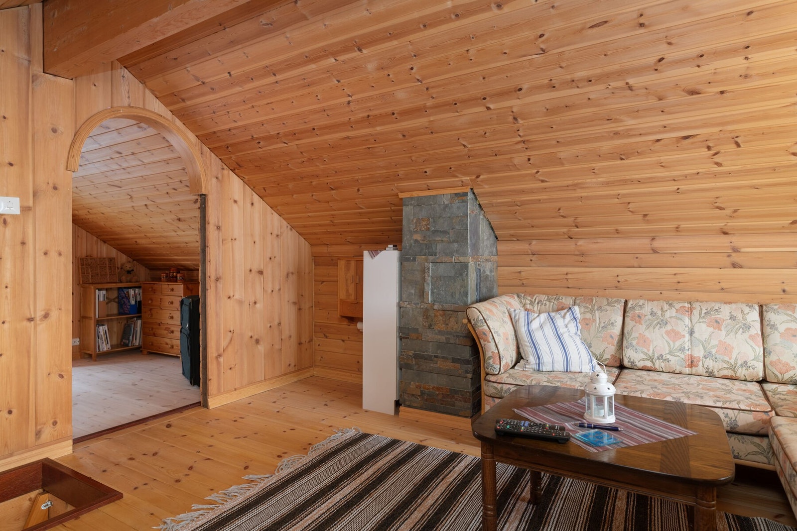 Opp trappen kommer man til en loftstue. Galleribilde