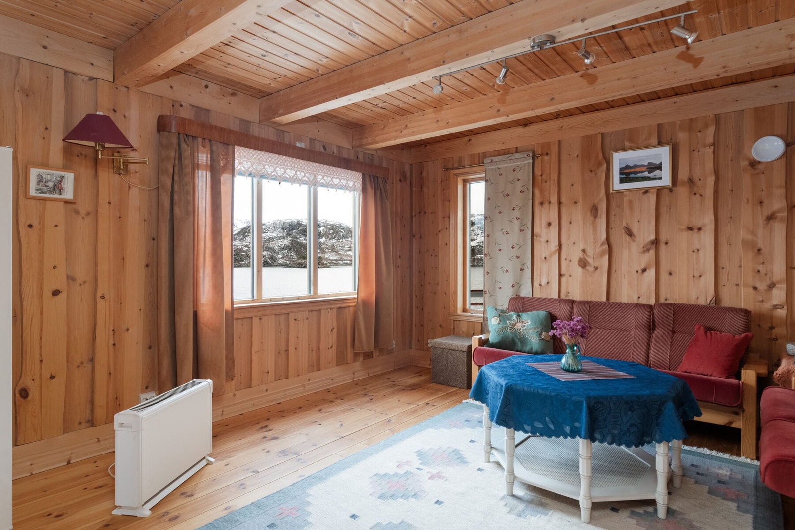 Overflatene i hytten er utført med trepanel på vegg og himling, og gulv er utført med laminat, parkett og tregulv. Galleribilde