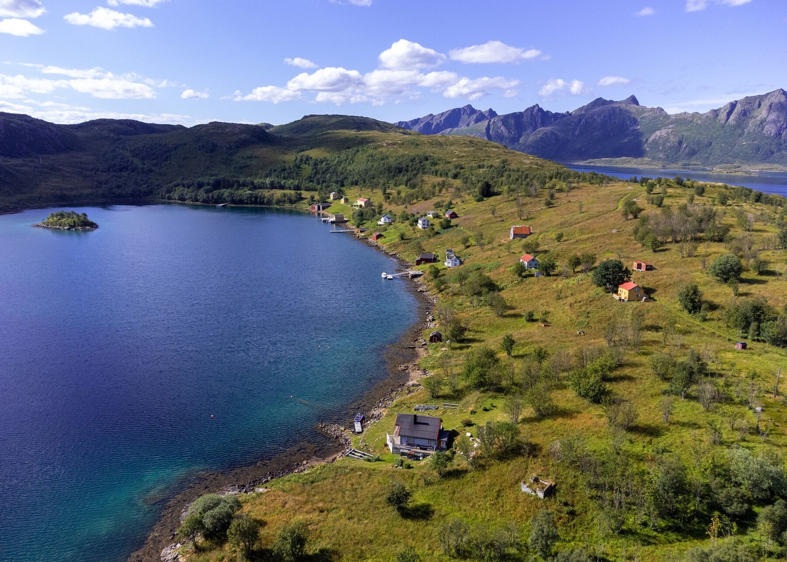 Hurtigbåtanløp gjør Nærøya godt tilgjengelig, med anløp til øvrige øyer i nærheten samt fastlandsforbindelse med anløp i Skjerfjorden og Myre. Galleribilde